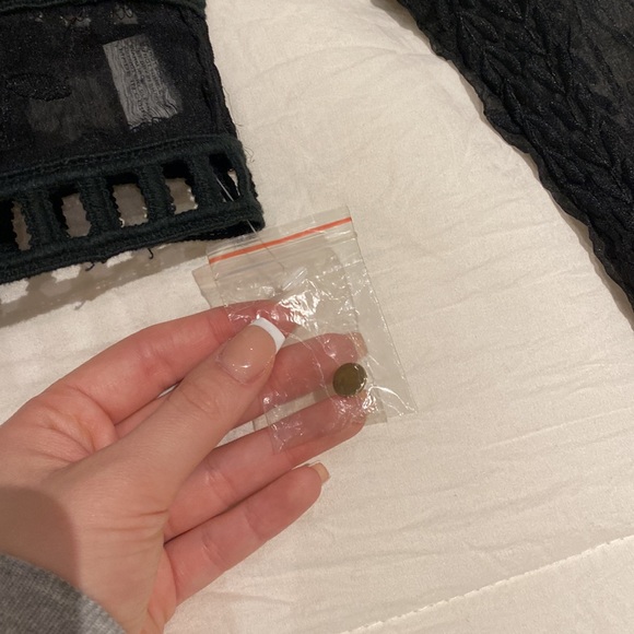 Lace Cropped Blouse - Picture 5 of 8